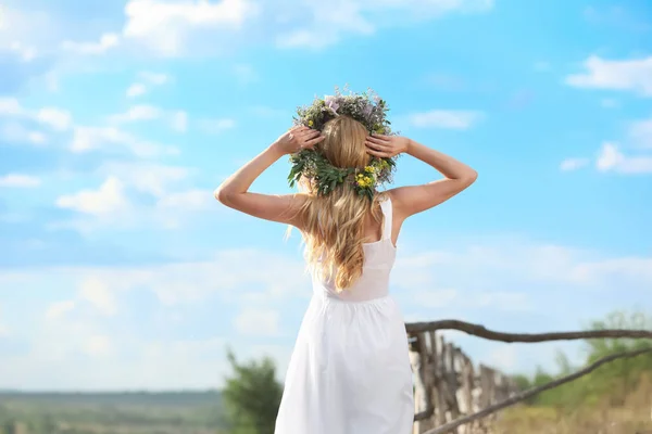 Ung Kvinna Bär Krans Gjord Vackra Blommor Utomhus Solig Dag — Stockfoto