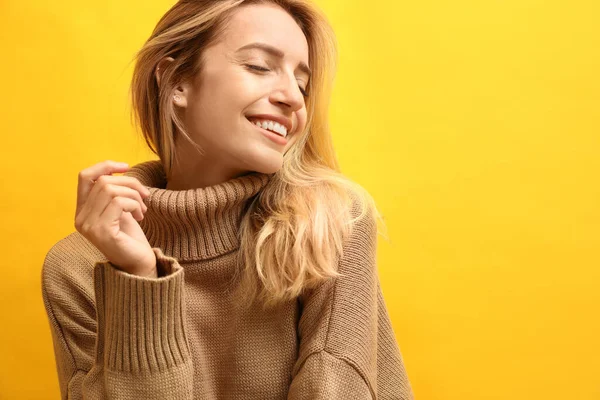 Hermosa Mujer Joven Con Suéter Punto Sobre Fondo Amarillo Espacio —  Fotos de Stock