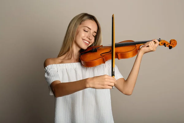 Mulher Bonita Tocando Violino Fundo Bege — Fotografia de Stock