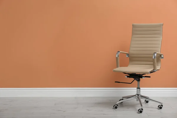 실내에 오렌지 근처의 현대식 사무실의자 원문을 — 스톡 사진