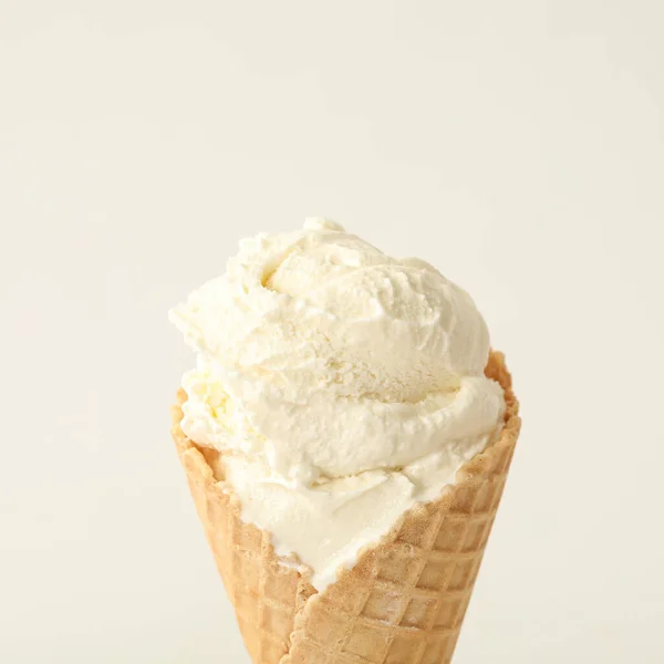 白い背景にワッフルコーンのおいしいアイスクリーム クローズアップ — ストック写真