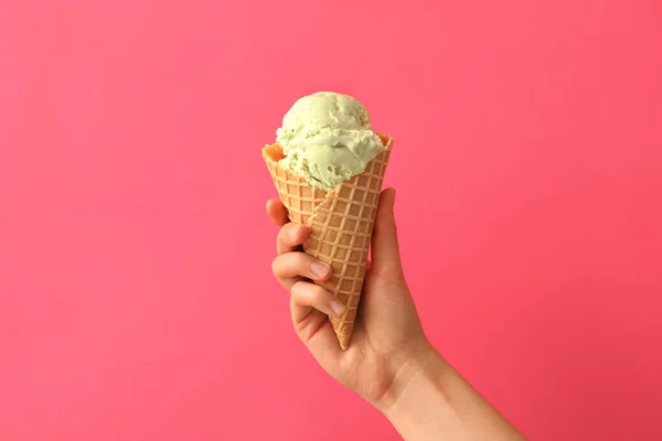 Mulher Segurando Cone Waffle Com Delicioso Sorvete Fundo Rosa Close — Fotografia de Stock