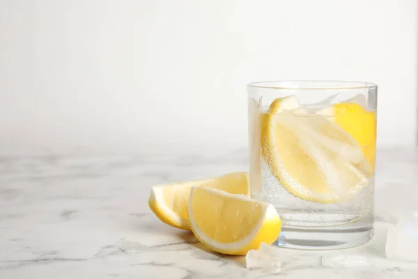 Air Soda Dengan Irisan Lemon Dan Batu Atas Meja Marmer — Stok Foto