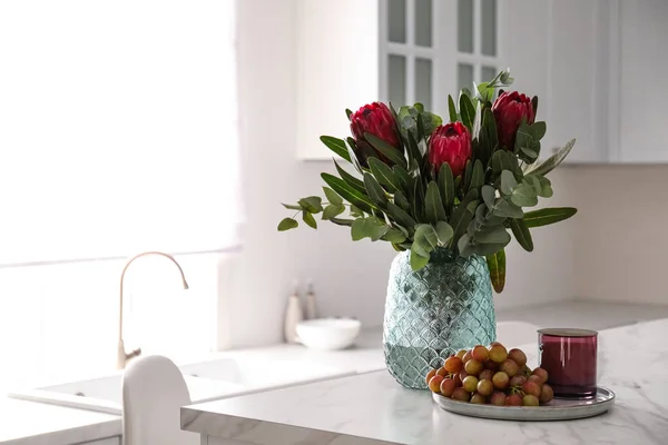 Strauß Mit Schönen Protea Blumen Auf Dem Tisch Der Küche — Stockfoto