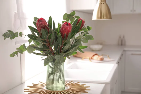 Bouquet Dengan Indah Protea Bunga Meja Dapur Ruang Untuk Teks — Stok Foto