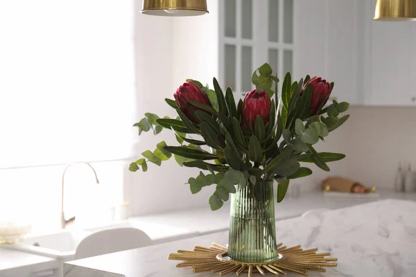 Bouquet Dengan Indah Bunga Protea Atas Meja Dapur Desain Interior — Stok Foto