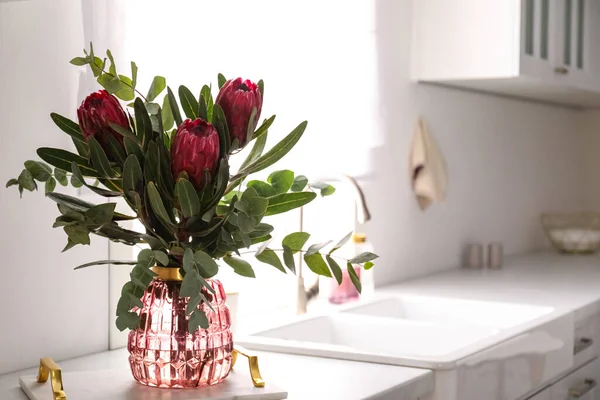 Bouquet Dengan Indah Protea Bunga Meja Dapur Ruang Untuk Teks — Stok Foto