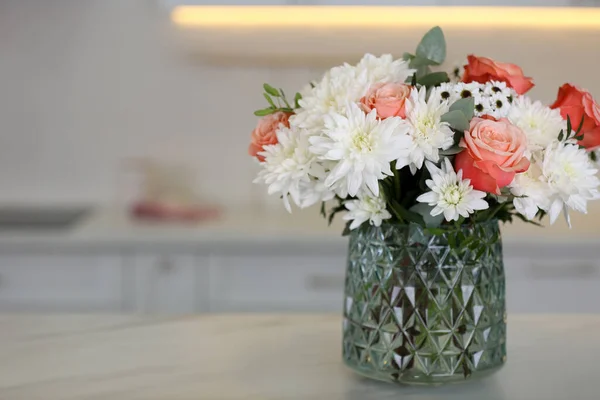 Vase Avec Belles Fleurs Sur Table Dans Cuisine Espace Pour — Photo