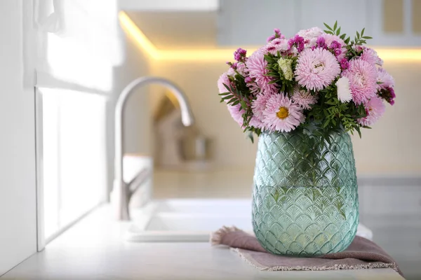 Vaas Met Mooie Chrysanten Bloemen Aanrecht Keuken Ruimte Voor Tekst — Stockfoto