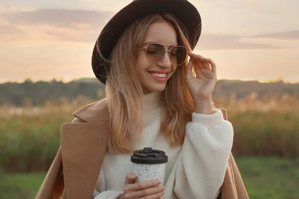 Hermosa Mujer Joven Con Taza Café Con Ropa Otoño Elegante —  Fotos de Stock