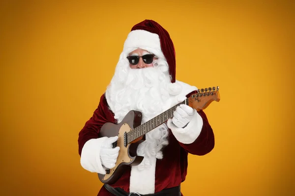 Santa Claus Tocando Guitarra Eléctrica Sobre Fondo Amarillo Música Navideña —  Fotos de Stock