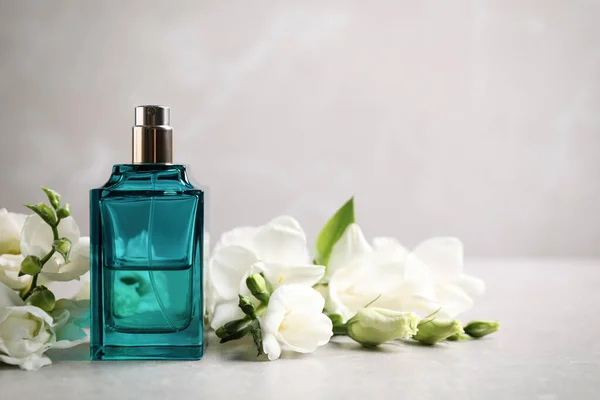 Bouteille Parfum Belles Fleurs Sur Table Lumineuse Espace Pour Texte — Photo
