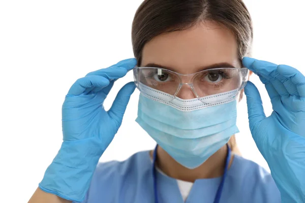 Médico Guantes Médicos Máscara Protectora Ponerse Gafas Sobre Fondo Blanco —  Fotos de Stock