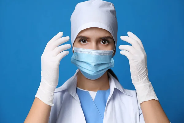 Médico Máscara Protectora Guantes Médicos Contra Fondo Azul — Foto de Stock