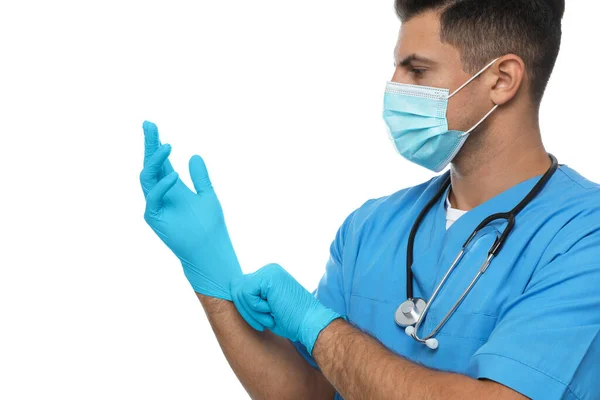 Doctor Beschermende Masker Zetten Medische Handschoenen Tegen Witte Achtergrond — Stockfoto