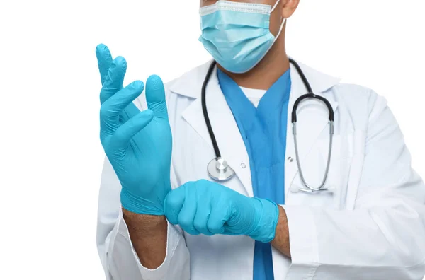 Dokter Beschermende Masker Zetten Medische Handschoenen Tegen Witte Achtergrond Close — Stockfoto