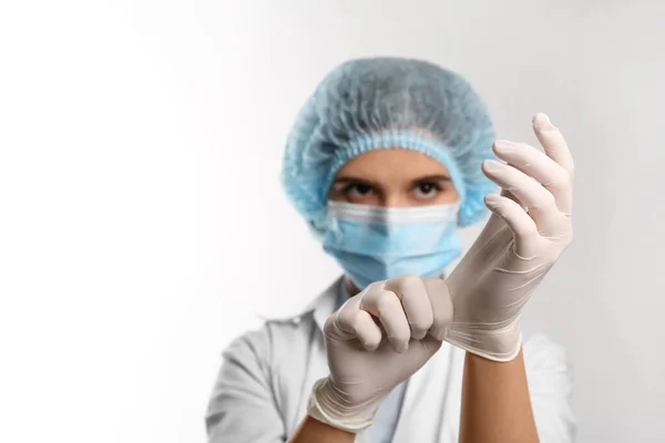Dokter Zet Medische Beschermende Handschoen Tegen Witte Achtergrond — Stockfoto