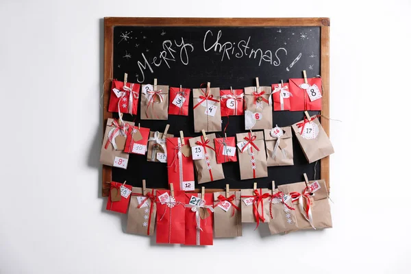 Pizarra Con Calendario Adviento Navidad Pared Blanca Interior — Foto de Stock