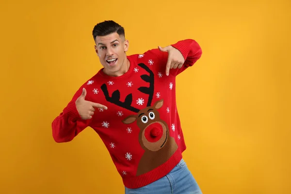 Homem Emocional Apontando Para Sua Camisola Natal Fundo Amarelo — Fotografia de Stock