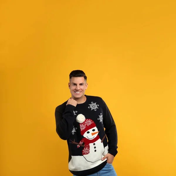 Handsome Man Christmas Sweater Yellow Background — Stock Photo, Image