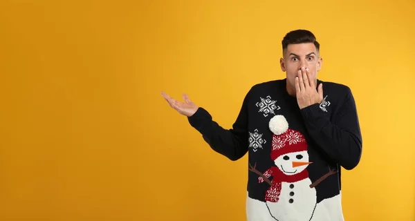 Shocked Man Christmas Sweater Yellow Background — Stock Photo, Image