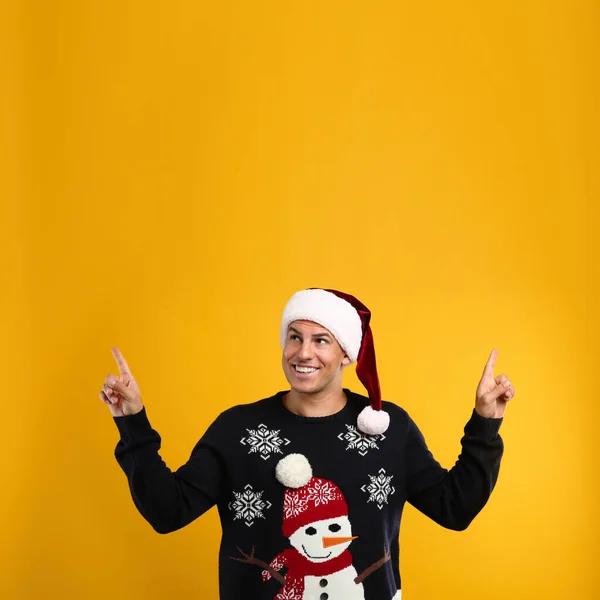 Happy Man Christmas Sweater Santa Hat Yellow Background — Stock Photo, Image