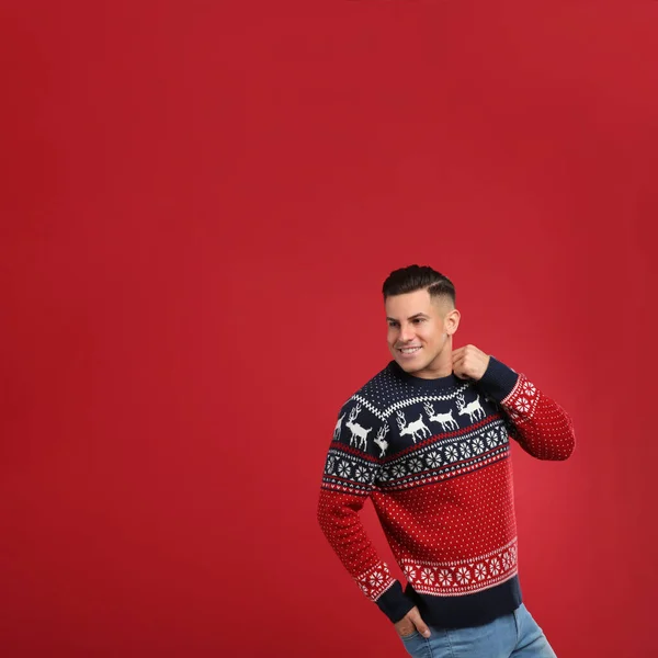 Handsome Man Christmas Sweater Red Background Space Text — Stock Photo, Image