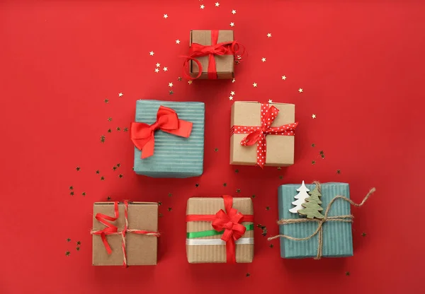 Vánoční Stromek Tvaru Dárkových Krabic Červeném Pozadí Byt Ležel Mezera — Stock fotografie