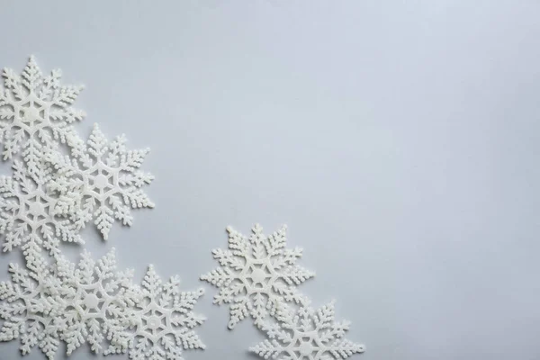 Piękne Płatki Śniegu Białym Tle Płaskie Leżały Miejsce Tekst — Zdjęcie stockowe