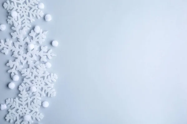 Piękne Płatki Śniegu Dekoracyjne Kulki Białym Tle Płaskie Leżały Miejsce — Zdjęcie stockowe