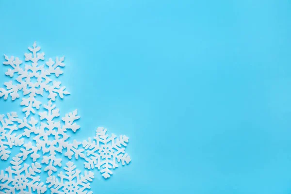 Piękne Ozdobne Płatki Śniegu Jasnoniebieskim Tle Płaskie Leżały Miejsce Tekst — Zdjęcie stockowe
