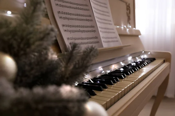 Weißes Klavier Mit Festlichem Dekor Und Notenblättern Drinnen Nahaufnahme Weihnachtsmusik — Stockfoto