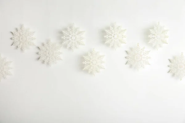 Schöne Dekorative Schneeflocken Hängen Auf Weißem Hintergrund Platz Für Text — Stockfoto