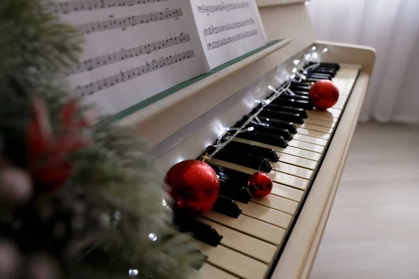 Piano Queue Blanc Avec Décor Festif Intérieur Gros Plan Musique — Photo