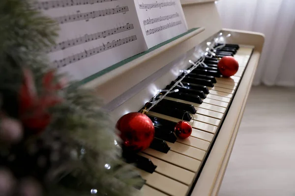 Weißer Flügel Mit Festlichem Dekor Drinnen Nahaufnahme Weihnachtsmusik — Stockfoto