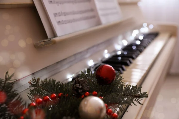 Ramas Abeto Con Decoración Festiva Teclas Piano Interiores Espacio Para — Foto de Stock