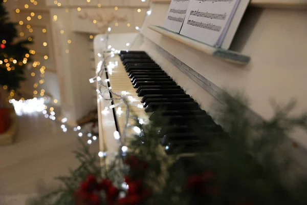 Piano Branco Com Luzes Fadas Dentro Casa Close Música Natal — Fotografia de Stock