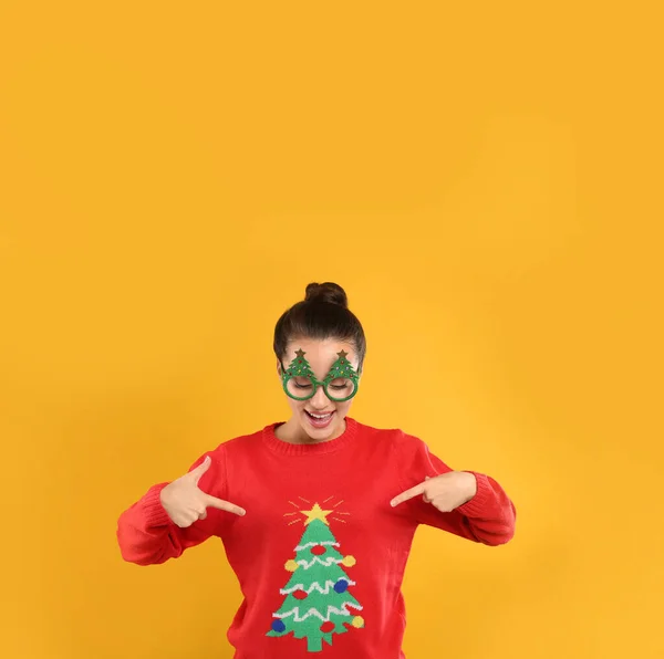 Junge Frau Weihnachtspullover Und Partybrille Auf Gelbem Hintergrund — Stockfoto