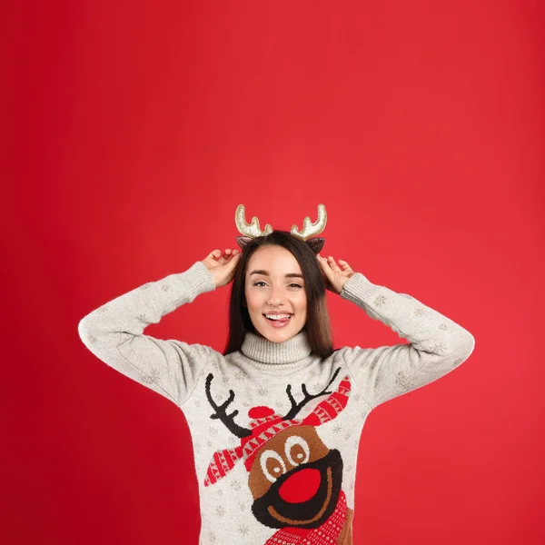 Jovem Mulher Camisola Natal Cabeça Veado Fundo Vermelho Espaço Para — Fotografia de Stock