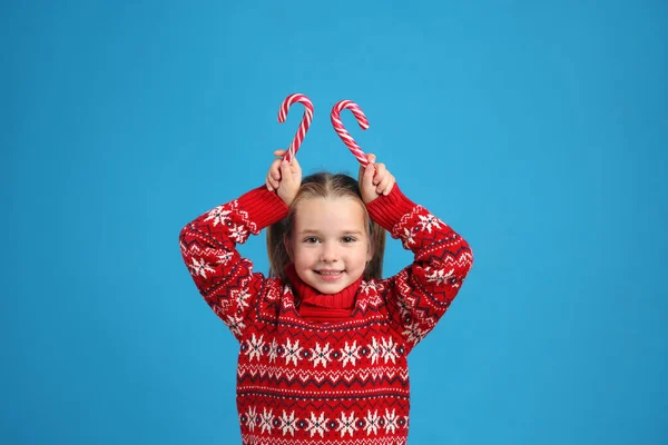 Cute Little Girl Knitted Christmas Sweater Holding Candy Canes Blue — Stock Photo, Image