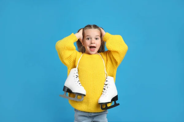 Ενθουσιασμένο Κοριτσάκι Κίτρινο Πλεκτό Πουλόβερ Παγοπέδιλα Μπλε Φόντο — Φωτογραφία Αρχείου