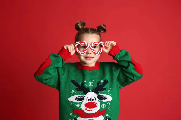 Linda Niña Suéter Navidad Gafas Fiesta Sobre Fondo Rojo — Foto de Stock