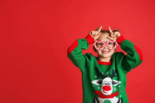 Linda Niña Suéter Navidad Gafas Fiesta Sobre Fondo Rojo Espacio — Foto de Stock