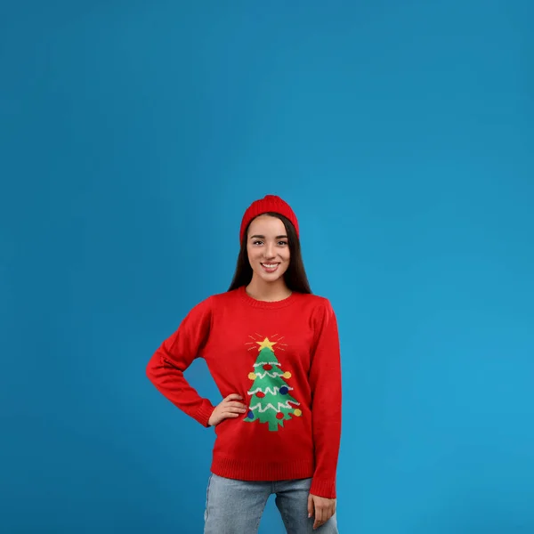 Mujer Joven Jersey Navidad Sombrero Sobre Fondo Azul Espacio Para —  Fotos de Stock