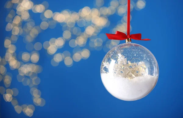 Globo Neve Decorativo Pendurado Contra Luzes Festivas Borradas Close Espaço — Fotografia de Stock