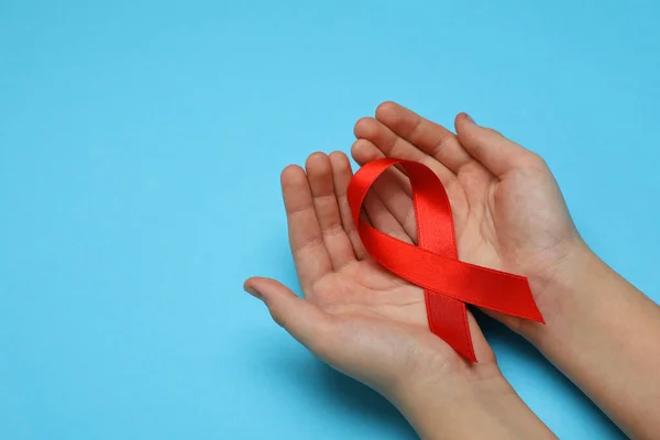 배경에 리본을 소녀는 텍스트를 공간으로 있습니다 Aids 질병에 — 스톡 사진