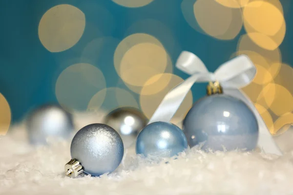 Schöne Blaue Weihnachtskugeln Auf Schnee Gegen Verschwommenes Festliches Licht — Stockfoto