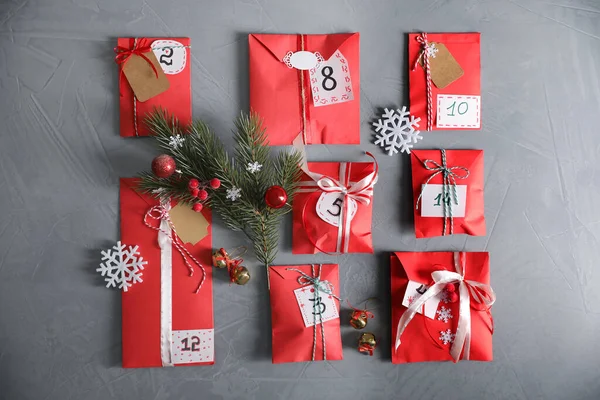 Conjunto Diferentes Presentes Decoração Natal Mesa Pedra Cinza Flat Lay — Fotografia de Stock