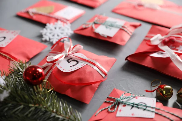 Set Geschenken Kerstdecor Grijze Stenen Tafel Close Adventkalender — Stockfoto