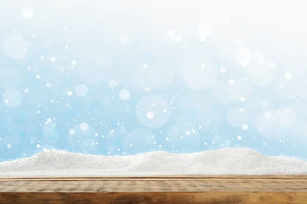 Superficie Legno Con Neve Sullo Sfondo Azzurro Effetto Bokeh — Foto Stock